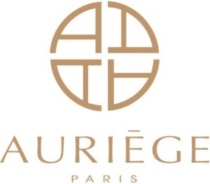 Un logo circulaire doré, composé de quatre segments entrecroisés, est présenté sous le nom « AURIEGE PARIS ».