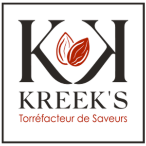 Logo carré blanc, deux amandes rouges stylisées encadrées par les lettres noires « K » et « H », présentant le nom « KREEKS » et la mention « Torréfacteur de Saveurs ».